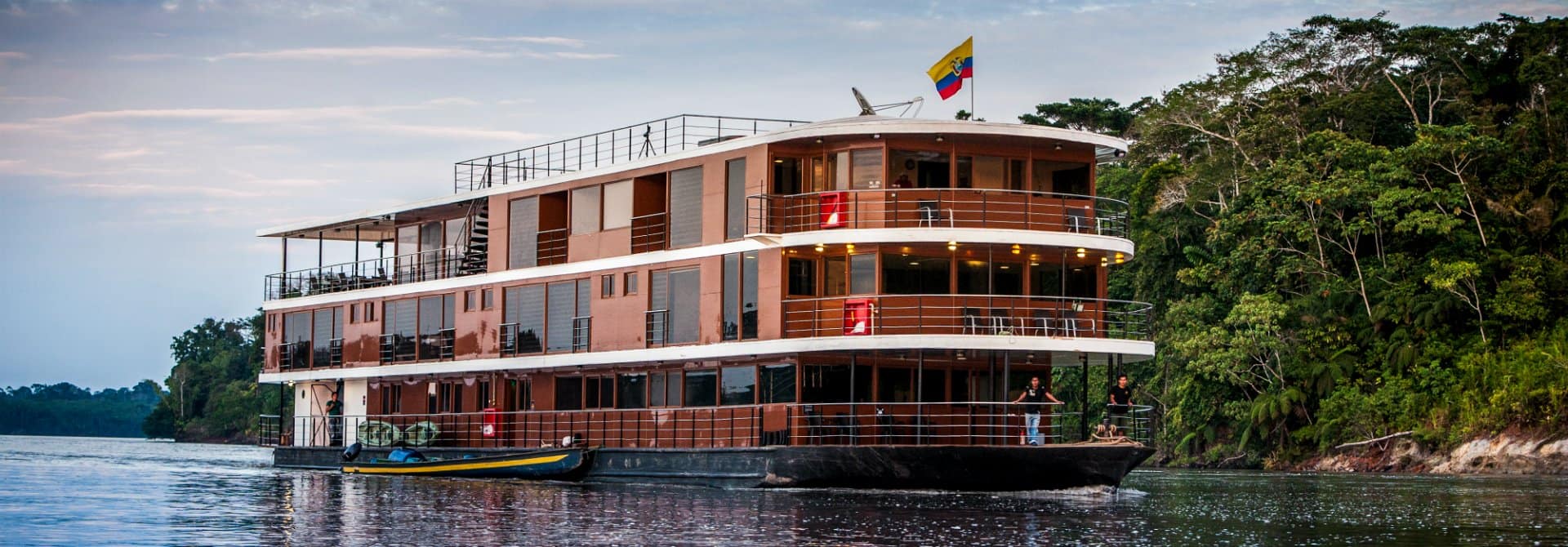 Anakonda Ecuador Amazon River Boat Latin Excursions